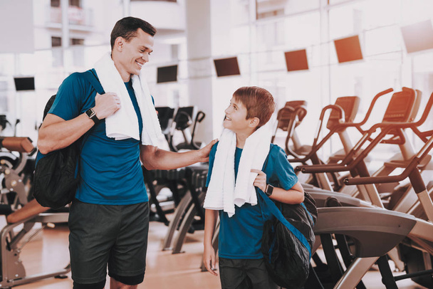 Young Father and Son near Treadmills in Modern Gym. Healthy Lifestyle Concept. Sport and Training Concepts. Modern Sport Club. Sport Equipment. Family Sport. Running Tracks. Parent with Child. - Foto, Bild