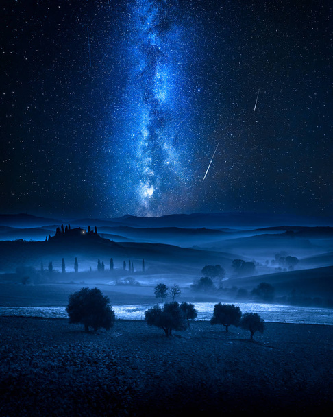 Milky way και πεφταστέρια πέρα από την κοιλάδα στην Ιταλία - Φωτογραφία, εικόνα