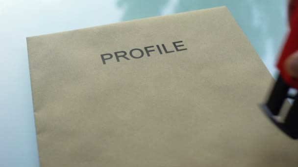 Profil użytkownika poufnych, znakujące pieczęć na folder z ważnych dokumentów - Materiał filmowy, wideo