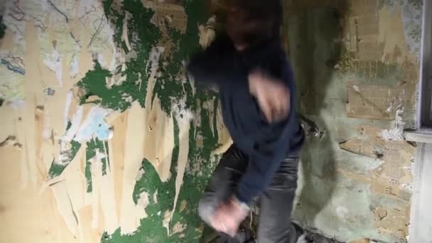 Terk edilmiş bir evde duvara üzgün ve kızgın bir adam grev - Video, Çekim