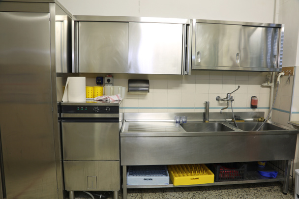 bir endüstriyel mutfak büyük çelik lavabo ve büyük bulaşık makinesi ile iç - Fotoğraf, Görsel