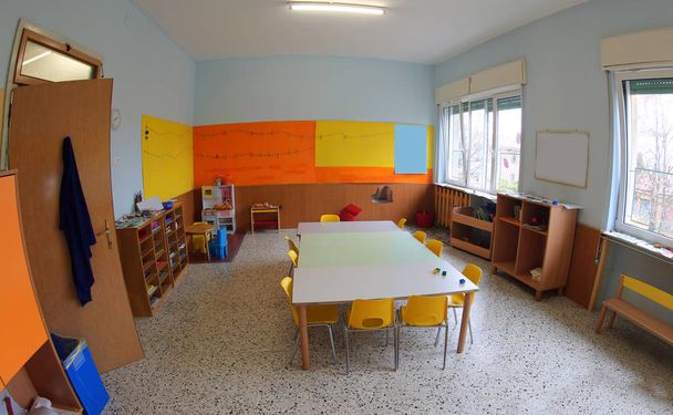μέσα σε μια τάξη νηπιαγωγείου με μικρές καρέκλες χωρίς τα παιδιά - Φωτογραφία, εικόνα
