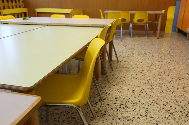 bir okulun küçük sarı sandalye ve masa çocuklar ve öğretmenler ile okul sınıf içinde - Fotoğraf, Görsel