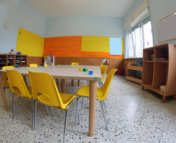 τάξη νηπιαγωγείου με κίτρινες καρέκλες χωρίς τα παιδιά - Φωτογραφία, εικόνα