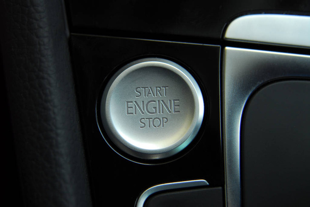 Κουμπί έναρξης και παύσης κινητήρα αυτοκινήτου - Φωτογραφία, εικόνα