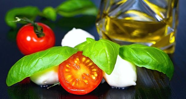 カプレーゼ地中海サラダの調製のための原料: トマト、モッツァレラチーズ、バジルの葉、オリーブ オイル. - 写真・画像
