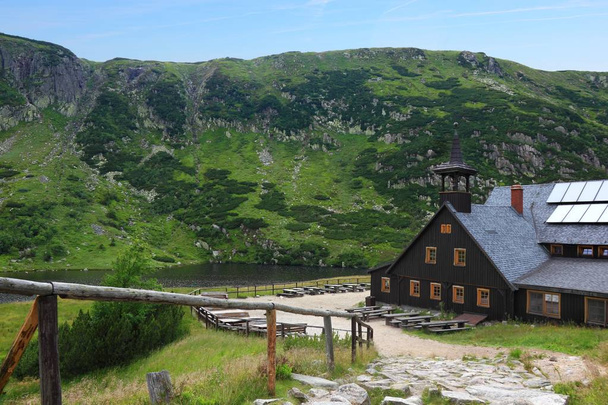 Refugio de madera Samotnia y lago Maly Staw en las montañas polacas Karkonosze
 - Foto, Imagen