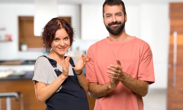 Paar mit schwangerer Frau applaudiert nach Präsentation in einer Konferenz im Haus - Foto, Bild