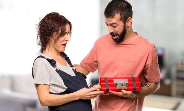 Pár se těhotná žena držící bomba uvnitř domu - Fotografie, Obrázek