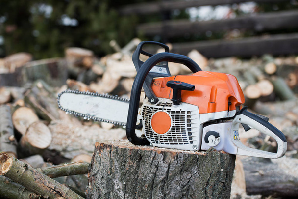 Chainsaw on the wooden chock - Foto, Imagem