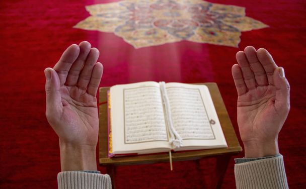 Muslimi mies rukoilee sisällä moskeija
 - Valokuva, kuva