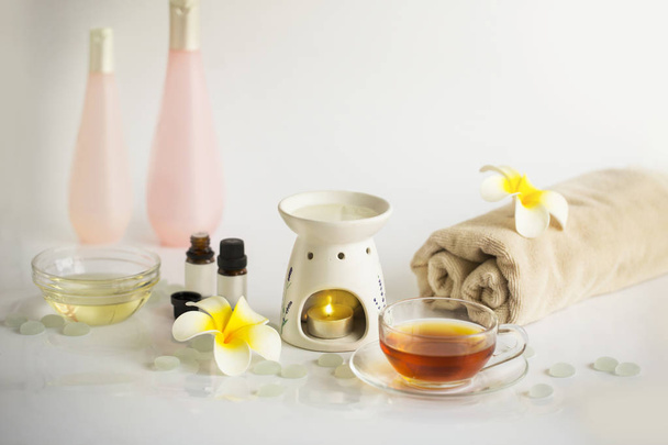 Spa Merkezi aromaterapi tedavisi güzellik tedavileri nesneleri masa üstü. - Fotoğraf, Görsel