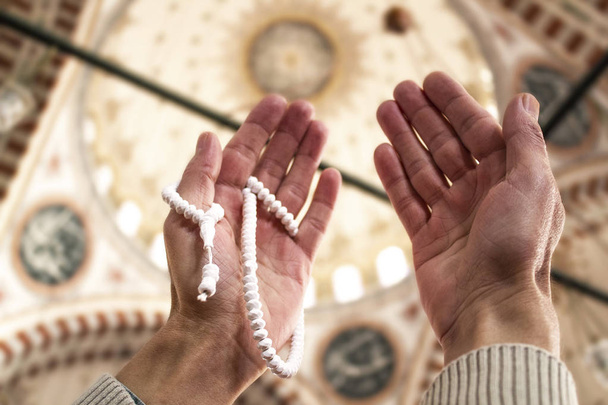 Homem muçulmano com rosário orando dentro da mesquita
 - Foto, Imagem