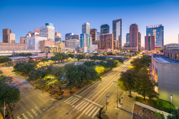 Houston, Texas, Verenigde Staten downtown park en skyline bij schemering.  - Foto, afbeelding