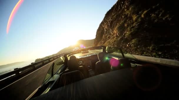 Cabrio Cabrio fährt kurvenreiche Küstenstraße - Filmmaterial, Video