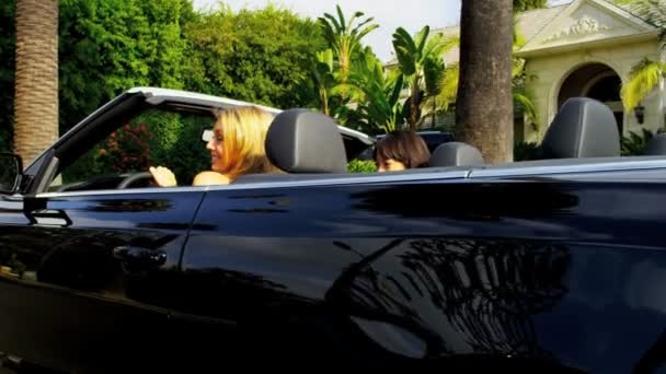 California dívky v luxusní kabriolet - Záběry, video