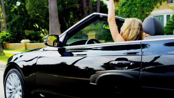 Freundinnen mit ihrem Luxusauto - Filmmaterial, Video