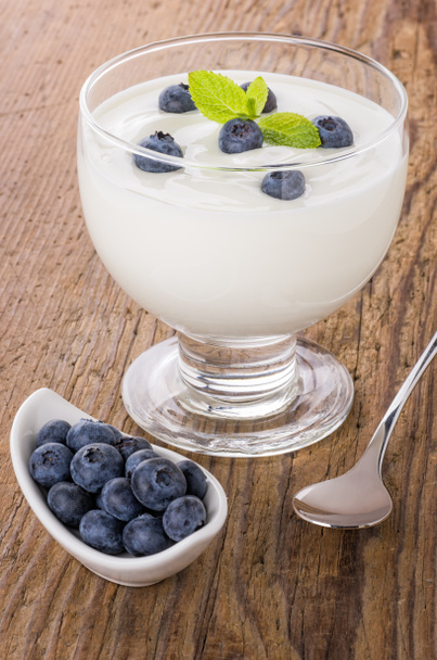 świeże kremowy jogurt naturalny z jagodami - Zdjęcie, obraz