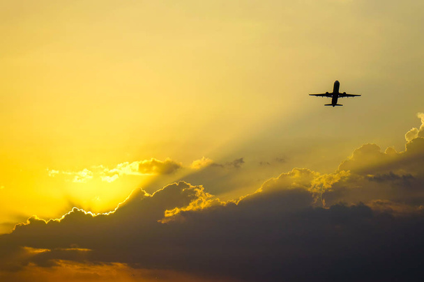 Sivil havaalanından kalktıktan bir yolcu uçak. - Fotoğraf, Görsel