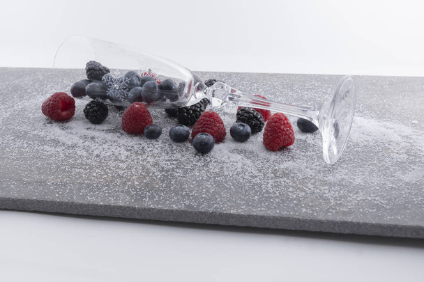 Świeże jagody i szklanką cukru whith granitu na białym tle na talerzu. -Imagen - Zdjęcie, obraz