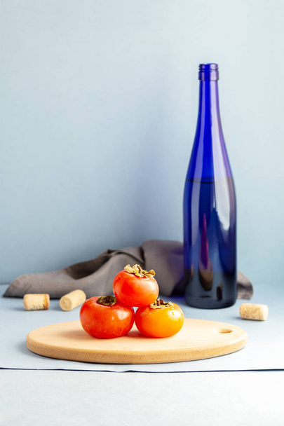 Juicy kypsä persimmon ja viini eristetty valkoisella pohjalla
 - Valokuva, kuva