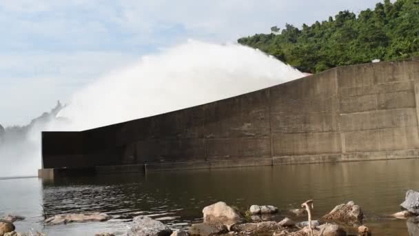 voda stříkající z povodňové brány Khun Dan Prakarn Chon obrovské betonové přehrady v Thajsku - Záběry, video