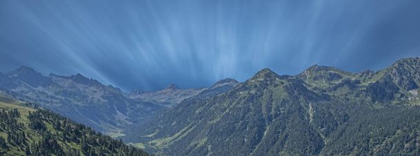 Les montagnes des Pyrénées sur un coucher de soleil bleu
 - Photo, image