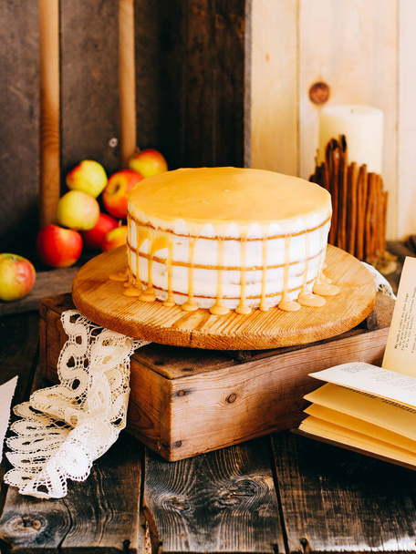 スパイス、シナモン、乾燥りんご、秋スタイルでクリーミーなキャラメルとりんごのケーキ - 写真・画像