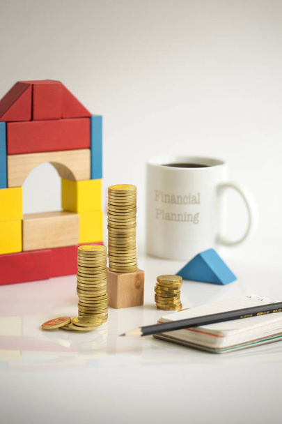 Финансовое планирование жилищных кредитов золотые монеты на столе
. - Фото, изображение