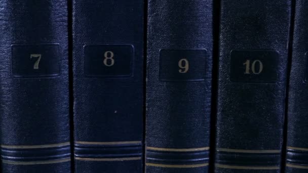 Vintage books, sebrané spisy na polici panorama - Záběry, video