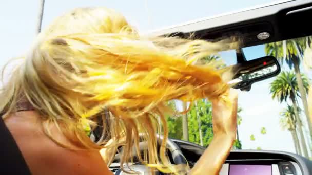 Mädchen verrückt Spaß beim Fahren oben offenen Auto - Filmmaterial, Video