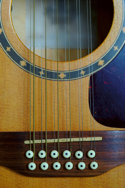 12-струнна електроакустична гітара, деталь мосту, скрипка
 - Фото, зображення