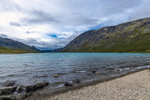 Озеро Гьенде в национальном парке Йотунхеймен, Норвегия - Фото, изображение