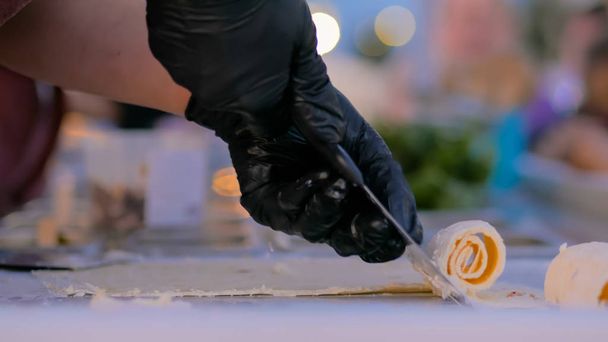 Bereiding van aziatische roer gebakken ijs met natuurlijke ingrediënten - Foto, afbeelding