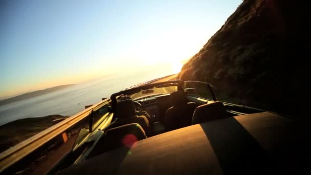 Cabrio mit offenem Verdeck fährt kurvenreiche Küstenstraße - Filmmaterial, Video