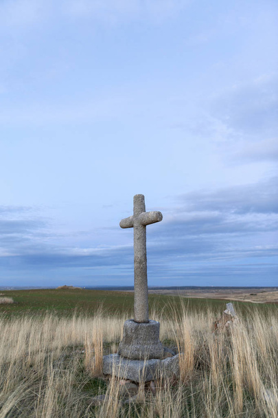 Cruz de piedra en primer plano con el fondo del cielo en dus
 - Foto, Imagen