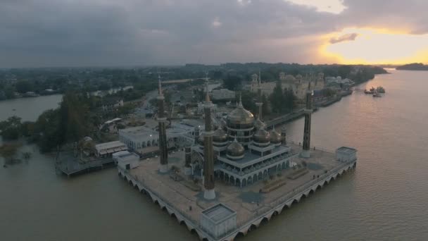 Το Crystal Τζαμί ή το Masjid Kristal είναι ένα τζαμί στο Wan άνθρωπος, Terengganu, Μαλαισία. Ένα μεγάλο δομή που κατασκευάζονται από ατσάλι, γυαλί και κρύσταλλο, το Τζαμί βρίσκεται στο πάρκο ισλαμική κληρονομιά του νησιού. - Πλάνα, βίντεο