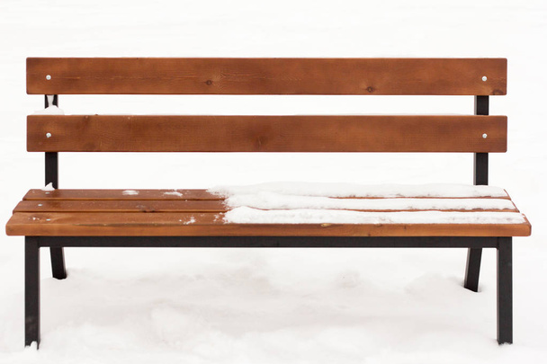 banc en bois dans le parc sous la neige
 - Photo, image