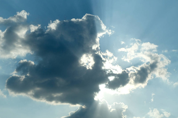 Сонце і хмара на блакитному небі
 - Фото, зображення