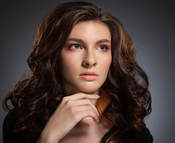 Egy gyönyörű fiatal nő fényűző sötét haj divatos fénykép. - Fotó, kép