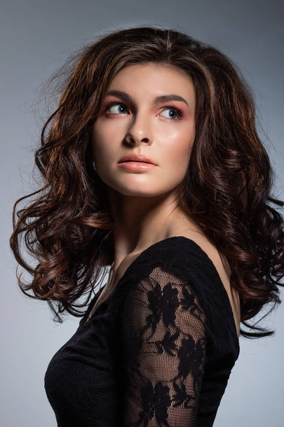 Fashionable photo of a beautiful young woman with luxurious dark hair. - Foto, Bild