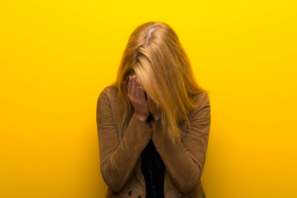 Блондинка на яскраво-жовтому тлі з втомленим і хворим виразом
 - Фото, зображення