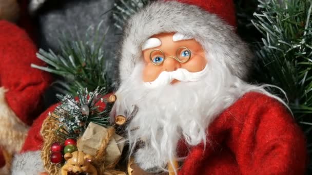 die Spielzeugpuppe von Santa Claus, die als Dekoration für Weihnachten und Neujahr steht Nahaufnahme - Filmmaterial, Video