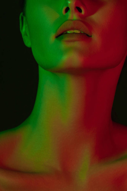 Krásná mladá dívka s zelené a červené neonové osvětlení. Detailní portrét krása - Fotografie, Obrázek