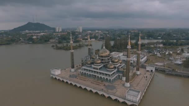 La Moschea di Cristallo o Masjid Kristal è una moschea di Wan Man, Terengganu, Malesia. Grande struttura in acciaio, vetro e cristallo, la moschea si trova nel Parco del Patrimonio Islamico sull'isola
. - Filmati, video