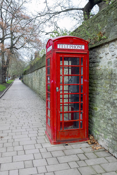 A hagyományos piros telefonfülke a egy nyilvános telefon, Oxford - a város jelképe. Függőleges fénykép. - Fotó, kép