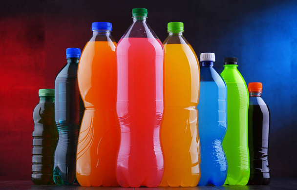 Műanyag palackok válogatott szénsavas üdítőitalok különböző színekben - Fotó, kép