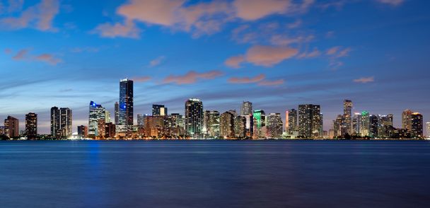 El horizonte de Miami al atardecer
 - Foto, Imagen