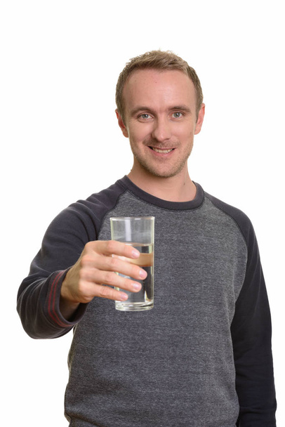 Mutlu yakışıklı beyaz adam bir bardak su veriyor - Fotoğraf, Görsel