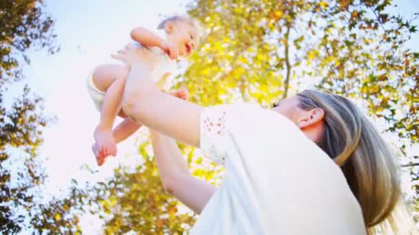 白人の母親と赤ちゃんが一緒に笑って - 映像、動画